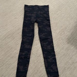 Spanx brand camo leggings size small. Great fit!